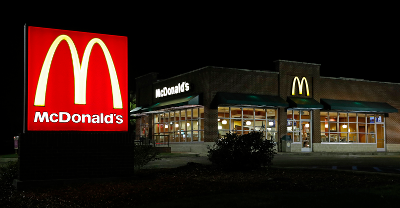 Illustration for article titled “Necesito que desnudes a una empleada”: cómo decenas de gerentes en McDonalds fueron engañados con una broma macabra